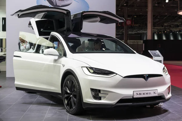 Paris, Fransa - 11 Ekim 2016: Tesla Model X Paris Otomobil Fuarı'nda görüntülenir. Tesla Model X bir tam boyutlu, tüm elektrikli, lüks, crossover Suv olduğunu.