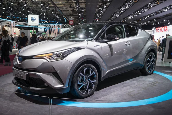 Paris, Fransa - 6 Ekim 2016: Paris Otomobil Fuarı. Yeni araba modelleri sunu