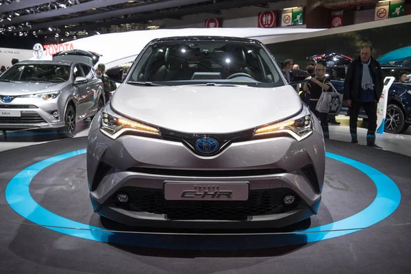 Paris, Fransa - 6 Ekim 2016: Paris Otomobil Fuarı. Yeni araba modelleri sunu