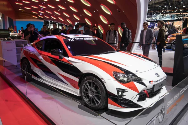 Paris, Fransa - 6 Ekim 2016: Paris Otomobil Fuarı. Yeni araba modelleri sunu