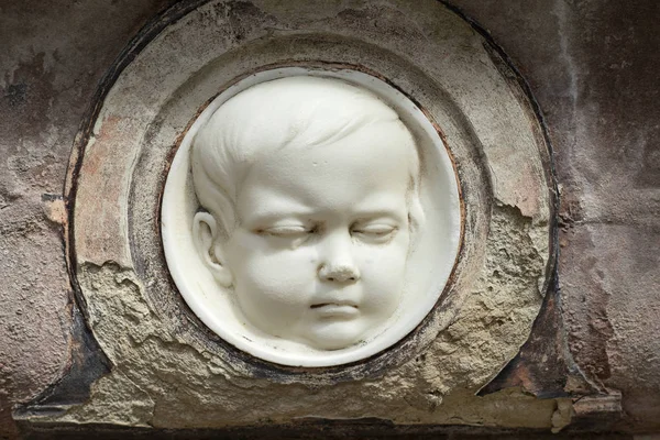 Scultura Del Volto Con Lacrime Bambino Nel Cimitero Pere Lachaise — Foto Stock