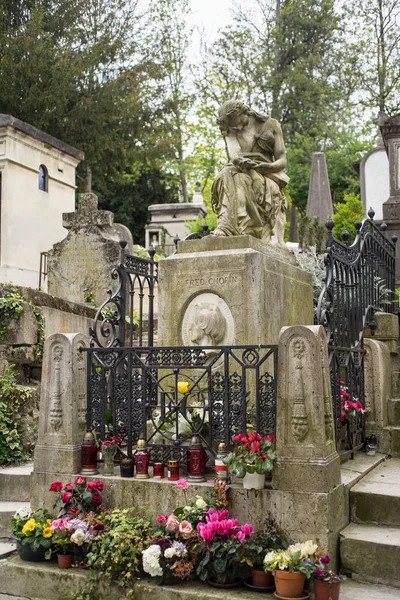 Paris, Fransa - 29 Nisan 2016: Frederic Francois Chopin'in Pere Lachaise Mezarlığı mezarda. Frederic Francois Chopin bir Polonyalı besteci ve romantik dönemin virtüözü piyanist yapıldı.
