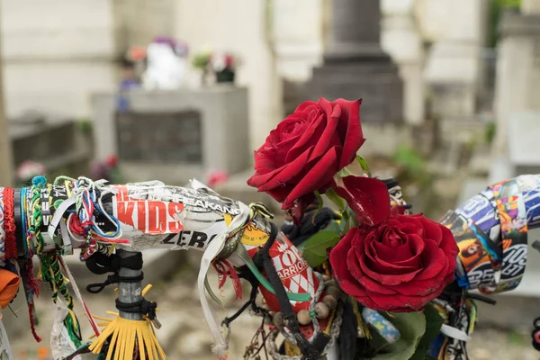 Paris França Abril 2016 Rosas Barreira Túmulo Jim Morrison Cemitério — Fotografia de Stock