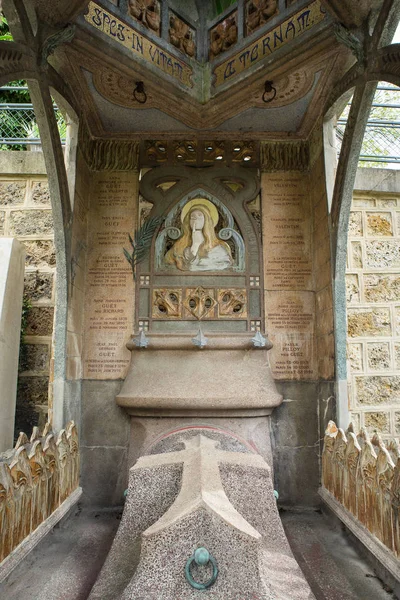 Paris, Fransa - 29 Nisan 2016: Art Nouveau tarzı mezar Pere Lachaise Mezarlığı