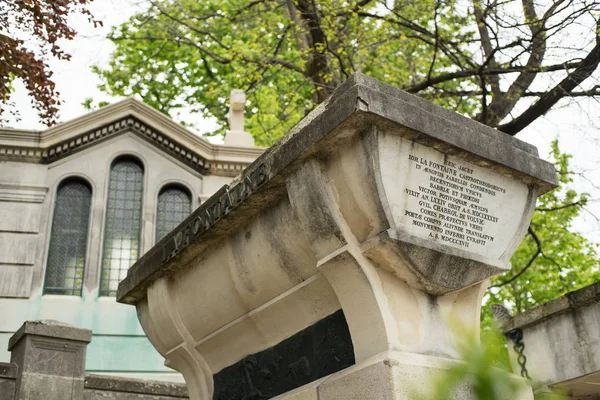 Paris, Fransa - 29 Nisan 2016: Moliere Pere Lachaise Mezarlığı'ndaki mezarı. Moliere bir Fransız oyun yazarı ve oyuncudur. O Batı Edebiyatı komedi en büyük ustalarından biri