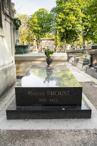 Paris, Fransa - 2 Mayıs 2016: Proust Pere Lachaise Mezarlığı'ndaki mezarı. Marcel Proust bir Fransız yazar, eleştirmen ve deneme yazarı en iyi bilinen için onun anıtsal Roman - Kayıp Zamanın yapıldı.