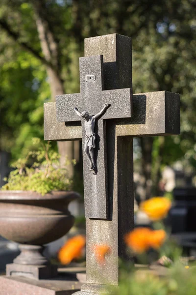 Mezarlık mezarlık İsa bronz heykeli