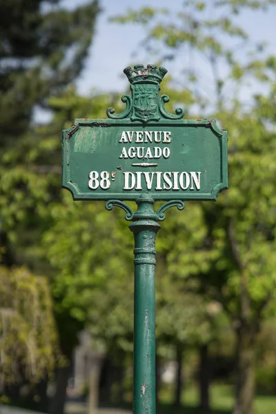 Eski işaretler tümen ve Pere Lachaise Mezarlığı, Paris, Fransa 