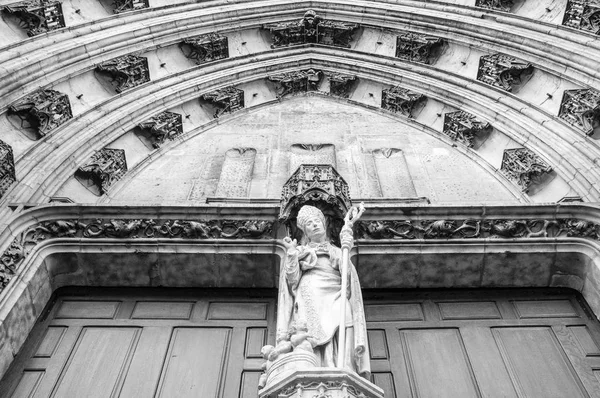 Saint Nicolas bazilikanın cephesinde heykeli