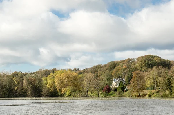 Una Casa Medio Del Bosque Junto Lago Pierrefonds Francia — Foto de Stock