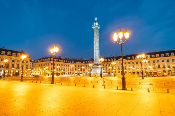 Fransa 'daki Vendome Meydanı' nda Napoleon Bonaparte heykeli olan Vendome sütunu. Vendome sütununda 425 sarmal bronz plaka var.