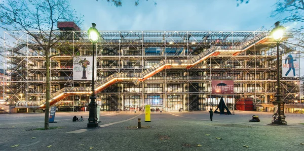 Paris, Fransa - 17 Kasım 2016: Pompidou Merkezi alacakaranlıkta. Bu yüksek teknoloji mimarisi tarzında Richard Rogers ve Renzo Piano, Gianfranco Franchini birlikte ekip tarafından tasarlanmıştır