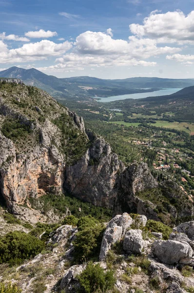 Aldeia Moustiers Sainte Marie Com Lago Sainte Croix Fundo Alpes — Fotografia de Stock