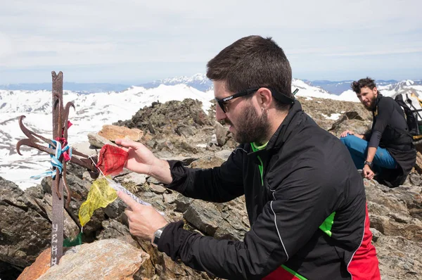 Pyrenees França Maio 2015 Homem Olhando Para Uma Bandeira Oração — Fotografia de Stock