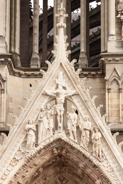 前面のノートルダム大聖堂 ランス フランスのイエスの像 — ストック写真