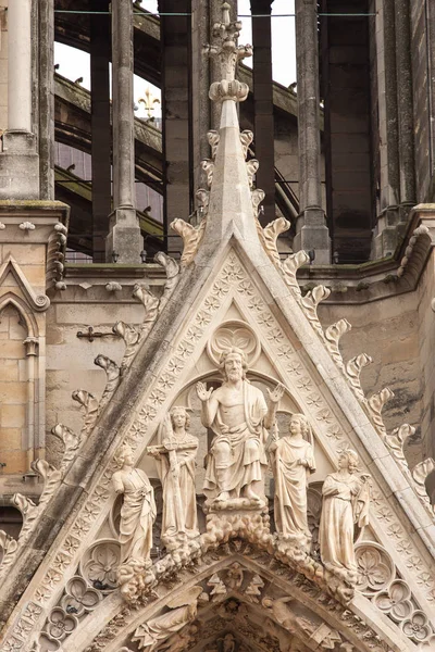 前面のノートルダム大聖堂 ランス フランスのイエスの像 — ストック写真