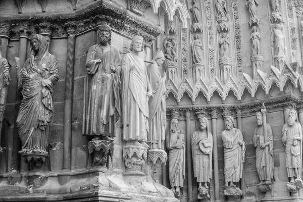 前面のノートルダム大聖堂 ランス フランスの古いものとは対照的彫像の復元 — ストック写真