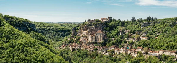 Rocamadour, Midi Pyrenees içinde bir uçurumun üzerinde güzel bir Fransız köyünde. Rocamadour ziyaretçiler için bir geçit bir kolu nehir Dordogne yukarıda onun ayarında çekti