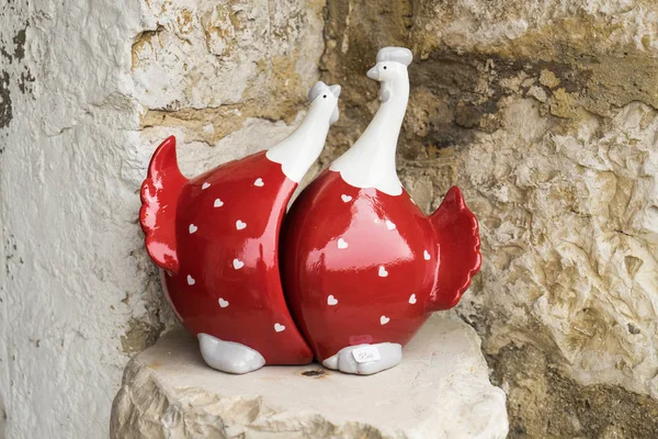 Saint Paul De Vence, Fransa - 13 Mayıs 2016: Satılık Kalp Desenli seramik tavuk