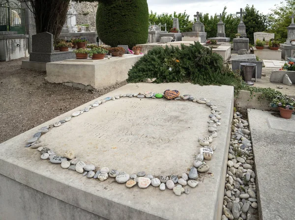 Saint Paul De Vence, Fransa - 13 Mayıs 2016: Marc Chagall mezarı. Marc Zakharovich Chagall bir Rus-Fransız ressam. Erken bir modernist birkaç büyük sanatsal stiller ile ilişkili