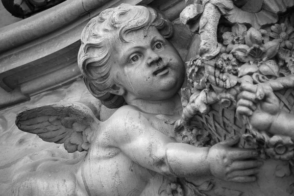 Escultura Antigua Ángel Sobre Puerta París Francia Blanco Negro — Foto de Stock