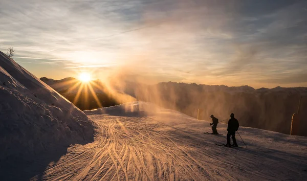 夕暮れ時 ザルク ブール モーリス サヴォワ フランスにゲレンデにスキーヤー — ストック写真