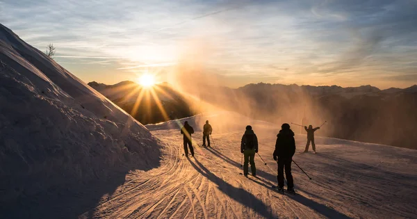 Esquiadores Pista Entardecer Les Arcs Bourg Saint Maurice Savoie França — Fotografia de Stock