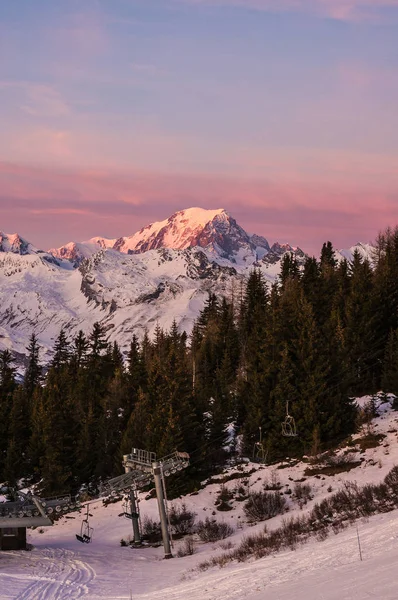 Montañas Amanecer Con Pinos Primer Plano Los Alpes Saboya Francia — Foto de Stock