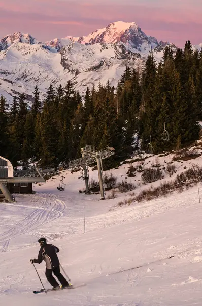 Esquiadores Pista Con Pueblo Val Isere Fondo Esquiador Está Borroso —  Fotos de Stock