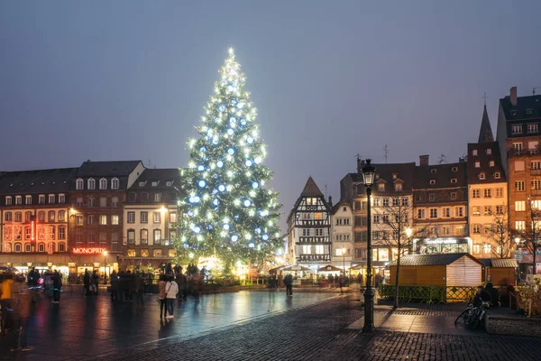 法国斯特拉斯堡 2016年12月16日 晚上在 Kleber 广场有圣诞市场的圣诞树 — 图库照片