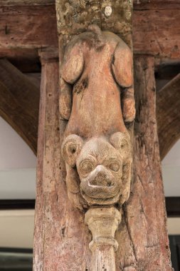 Medieva evin cephesinde gülümseyen aslan oyulmuş ağaçtan. Vannes, Morbihan, Brittany, Fransa