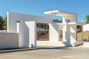 Antequera bir binanın girişinde güneş ışığı ve gölgeler, Malaga eyaleti, Endülüs, İspanya