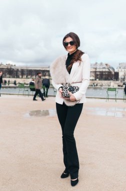 Paris - Ekim 2016: Paris moda haftası sırasında şık kadın. New York, Londra ve Milan Fashion week ile onlar dünyanın dört büyük moda etkinlikleri vardır