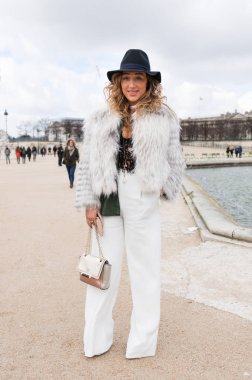 Paris - Ekim 2016: Paris moda haftası sırasında şık kadın. New York, Londra ve Milan Fashion week ile onlar dünyanın dört büyük moda etkinlikleri vardır