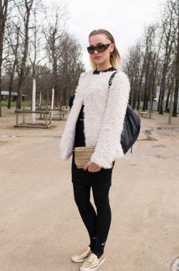 Paris - Ekim 2016: Paris moda haftası sırasında şık kadın. New York, Londra ve Milan Fashion week ile onlar dünyanın dört büyük moda etkinlikleri vardır