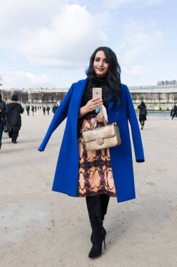 Paris - Ekim 2016: Paris moda haftası sırasında şık kadın. New York, Londra ve Milan Fashion week ile onlar dünyanın dört büyük moda etkinlikleri vardır