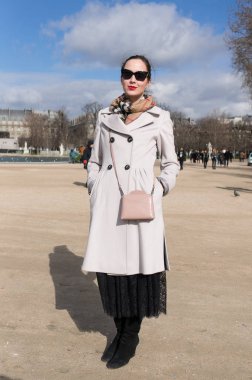 Paris - Ekim 2016: Paris moda haftası sırasında şık kadın. New York, Londra ve Milan Fashion week ile onlar dünyanın dört büyük moda etkinlikleri vardır