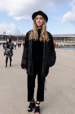 Paris - Ekim 2016: Paris moda haftası sırasında şık kadın. New York, Londra ve Milan Fashion week ile onlar dünyanın dört büyük moda etkinlikleri vardır