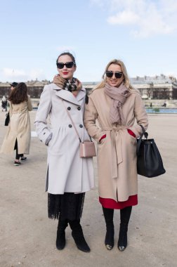 Paris - Ekim 2016: Paris moda haftası sırasında şık bayan. New York, Londra ve Milan Fashion week ile onlar dünyanın dört büyük moda etkinlikleri vardır