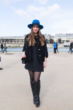 Paris - Ekim 2016: Paris moda haftası sırasında şık kadın. New York, Londra ve Milan Fashion week ile onlar dünyanın dört büyük moda etkinlikleri vardır