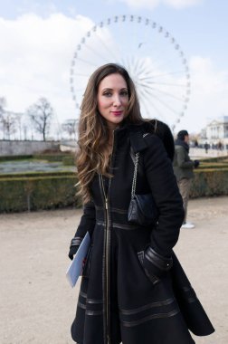 Paris - Ekim 2016: Paris moda haftası sırasında şık kadın. New York, Londra ve Milan Fashion week ile onlar dünyanın dört büyük moda etkinlikleri vardır