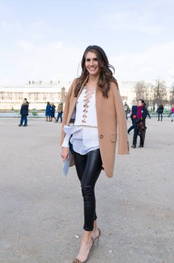 Paris - Ekim 2016: Paris moda haftası sırasında şık kadın. New York, Londra ve Milan Fashion week ile onlar dünyanın dört büyük moda etkinlikleri vardır