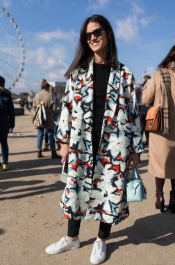 Paris - Ekim 2016: Paris moda haftası sırasında şık kadın. New York, Londra ve Milan Fashion week ile onlar dünyanın dört büyük moda etkinlikleri vardır