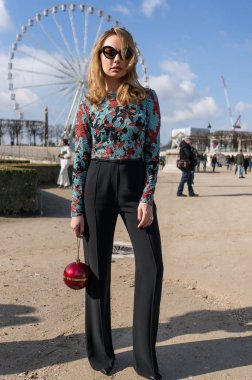 Paris - Ekim 2016: Paris moda haftası sırasında şık kadın. New York, Londra ve Milan Fashion week ile onlar dünyanın dört büyük moda etkinlikleri vardır