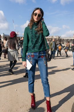 Paris - Ekim 2016: Paris moda haftası sırasında şık kadın. New York, Londra ve Milan Fashion week ile onlar dünyanın dört büyük moda etkinlikleri vardır