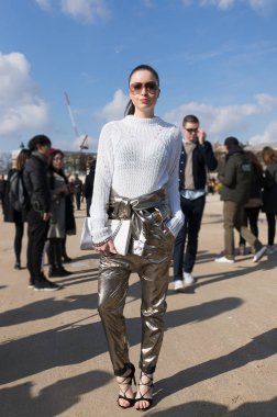 Paris - Ekim 2016: Paris moda haftası sırasında şık kadın. New York, Londra ve Milan Fashion week ile onlar dünyanın dört büyük moda etkinlikleri vardır