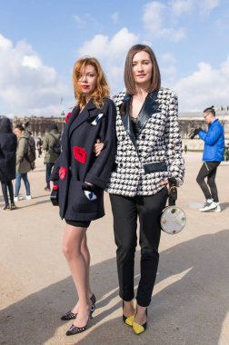 Paris - Ekim 2016: Paris moda haftası sırasında şık bayan. New York, Londra ve Milan Fashion week ile onlar dünyanın dört büyük moda etkinlikleri vardır