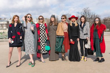 Paris - Ekim 2016: Paris moda haftası sırasında şık bayan. New York, Londra ve Milan Fashion week ile onlar dünyanın dört büyük moda etkinlikleri vardır