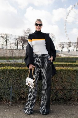 Paris - Ekim 2016: Paris moda haftası sırasında şık kadın. New York, Londra ve Milan Fashion week ile onlar dünyanın dört büyük moda etkinlikleri vardır