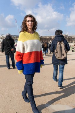 Paris - Ekim 2016: Paris moda haftası sırasında şık kadın. New York, Londra ve Milan Fashion week ile onlar dünyanın dört büyük moda etkinlikleri vardır